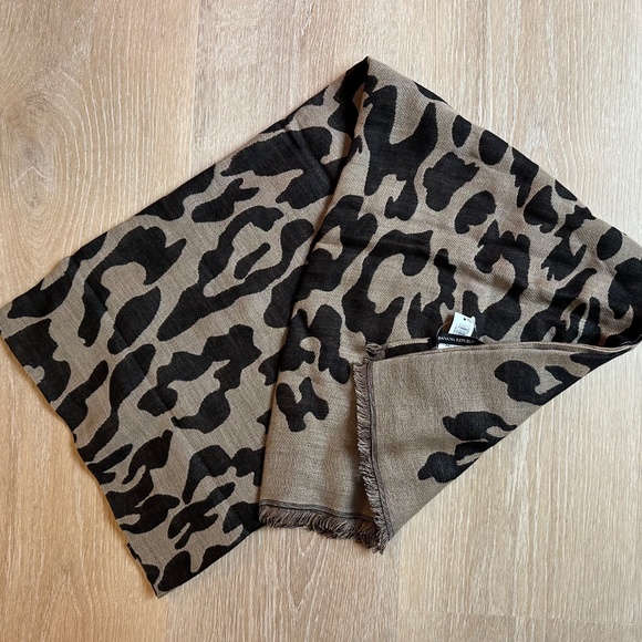 Banana Republic  Leopard Wool Cotton Scarf - Picture 5 of 9